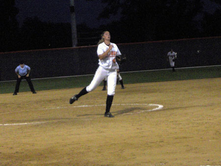 9-09uisoftball 02201.jpg